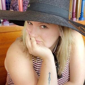 Meet your Posher, Elizabeth c.